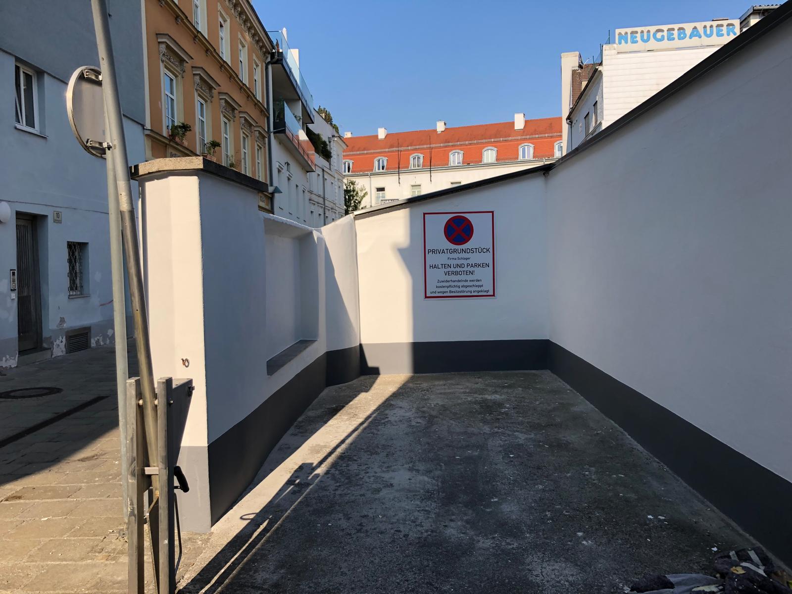 Innenhof nachher, saubere weiße Mauern mit dunklem Sockel