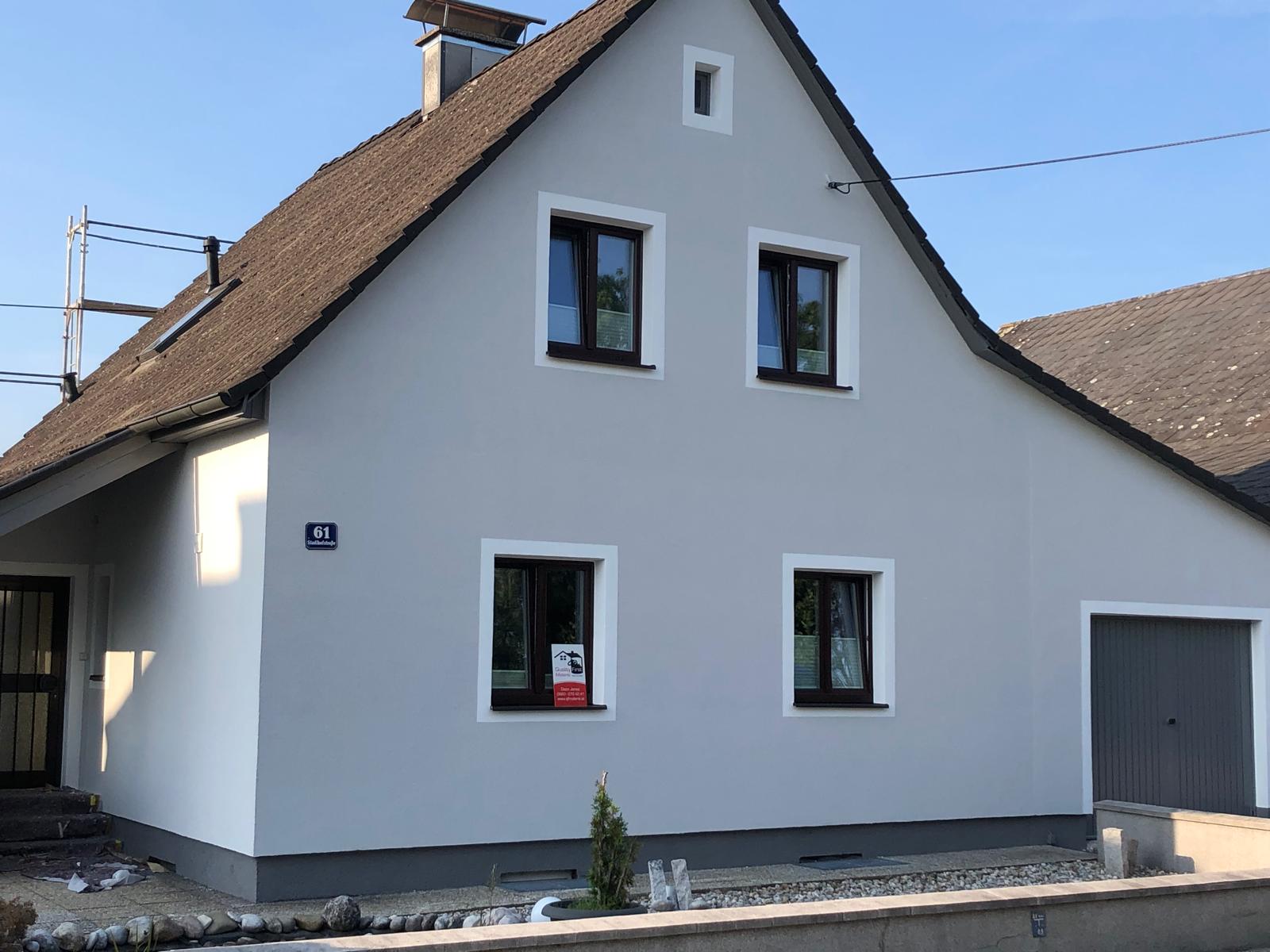 Sanierte Fassade eines Einfamilienhauses