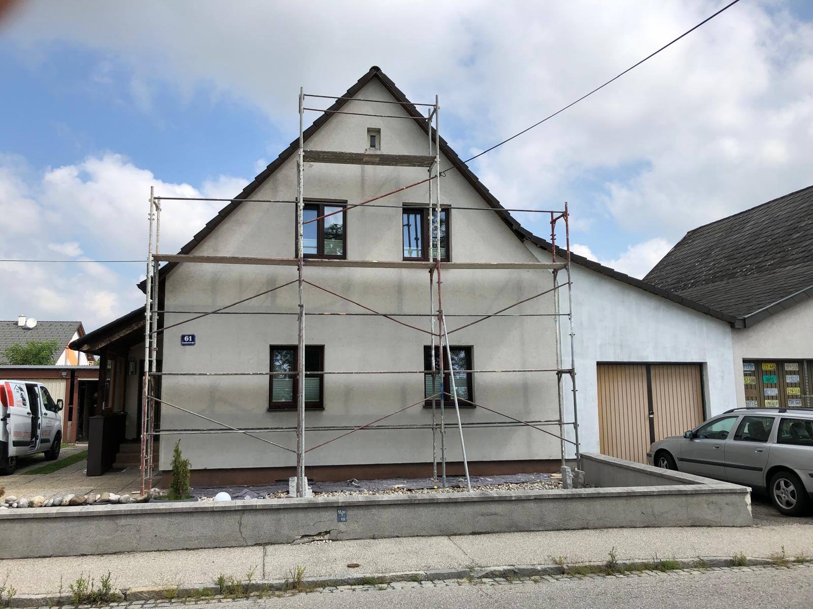 Fassade vorher, grau und verwittert