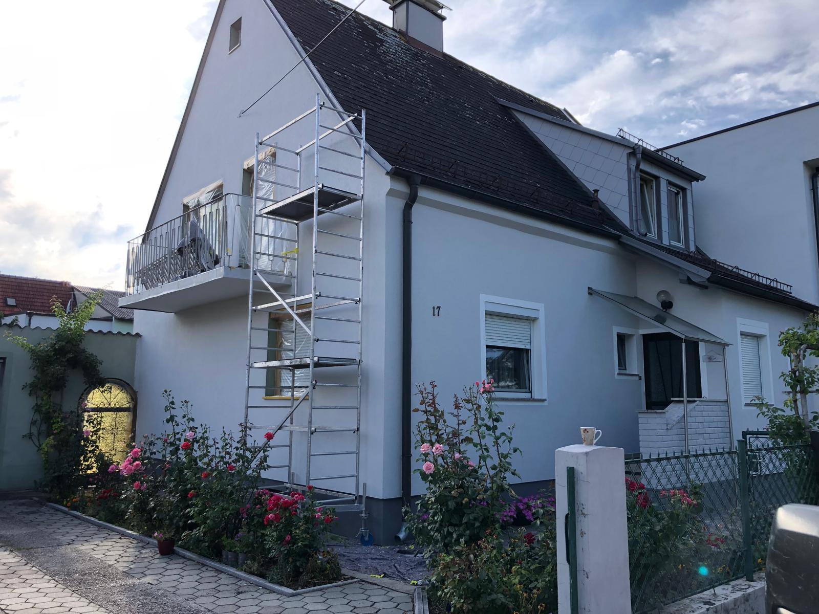 Hausfassade mit Gerüst während der Sanierung