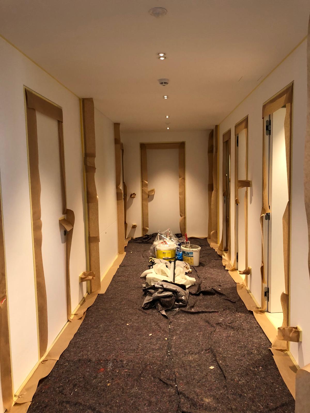 Sorgfältig abgedeckter Flur während der Arbeit