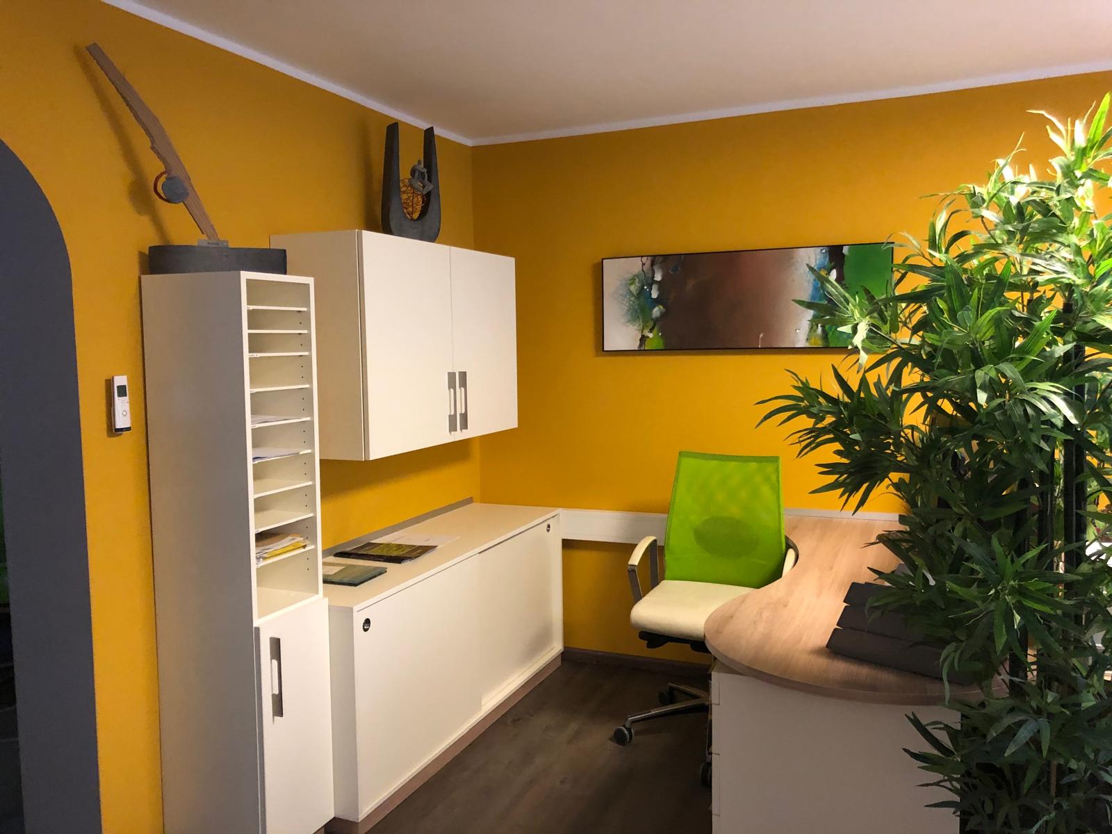 Büro mit kräftiger gelber Akzentwand