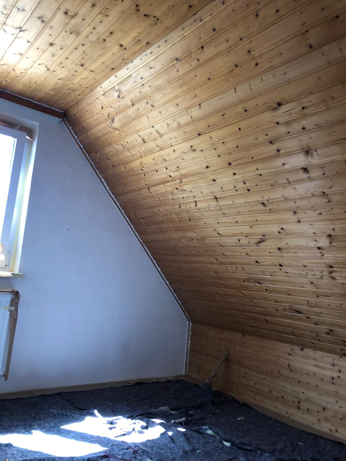 Dachgeschoss mit Holzdecke vor dem Anstrich