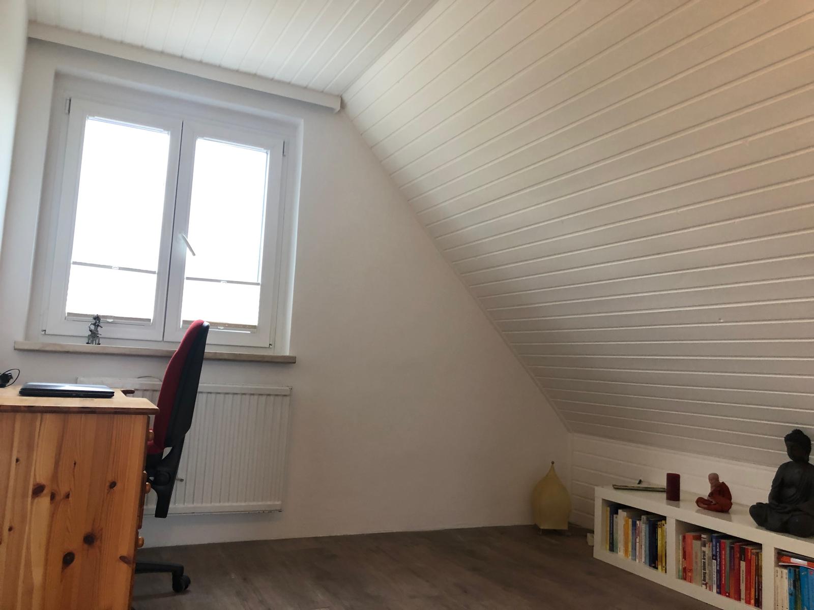 Dachschräge in Weiß lackiert