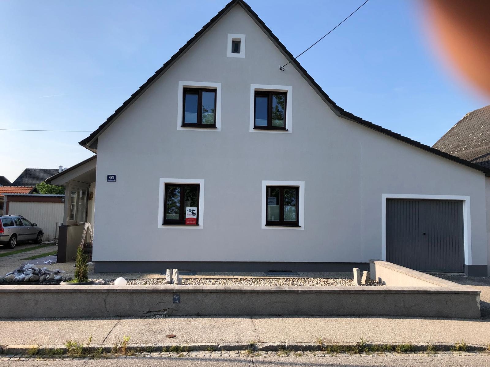 Frisch gestrichene Fassade eines Einfamilienhauses in Wels